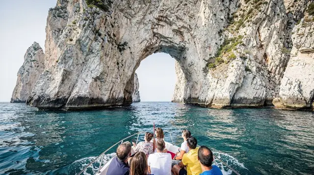 Faraglioni Boat Tour, Capri: What the Arch Passage Really Depends On