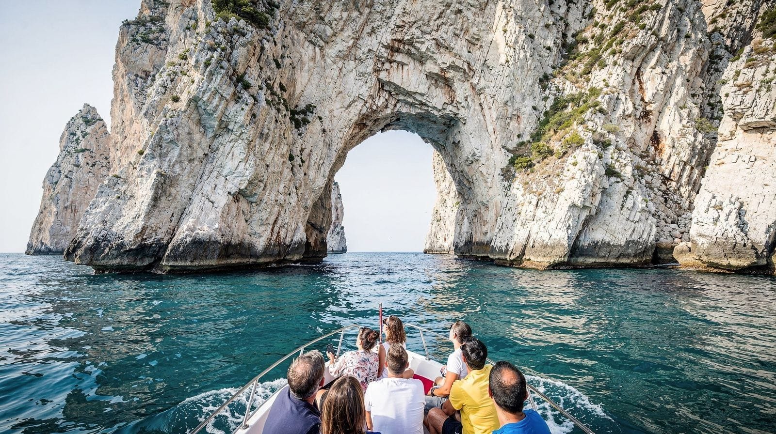 Excursion en bateau aux Faraglioni, Capri : de quoi dépend vraiment le passage sous l'arche