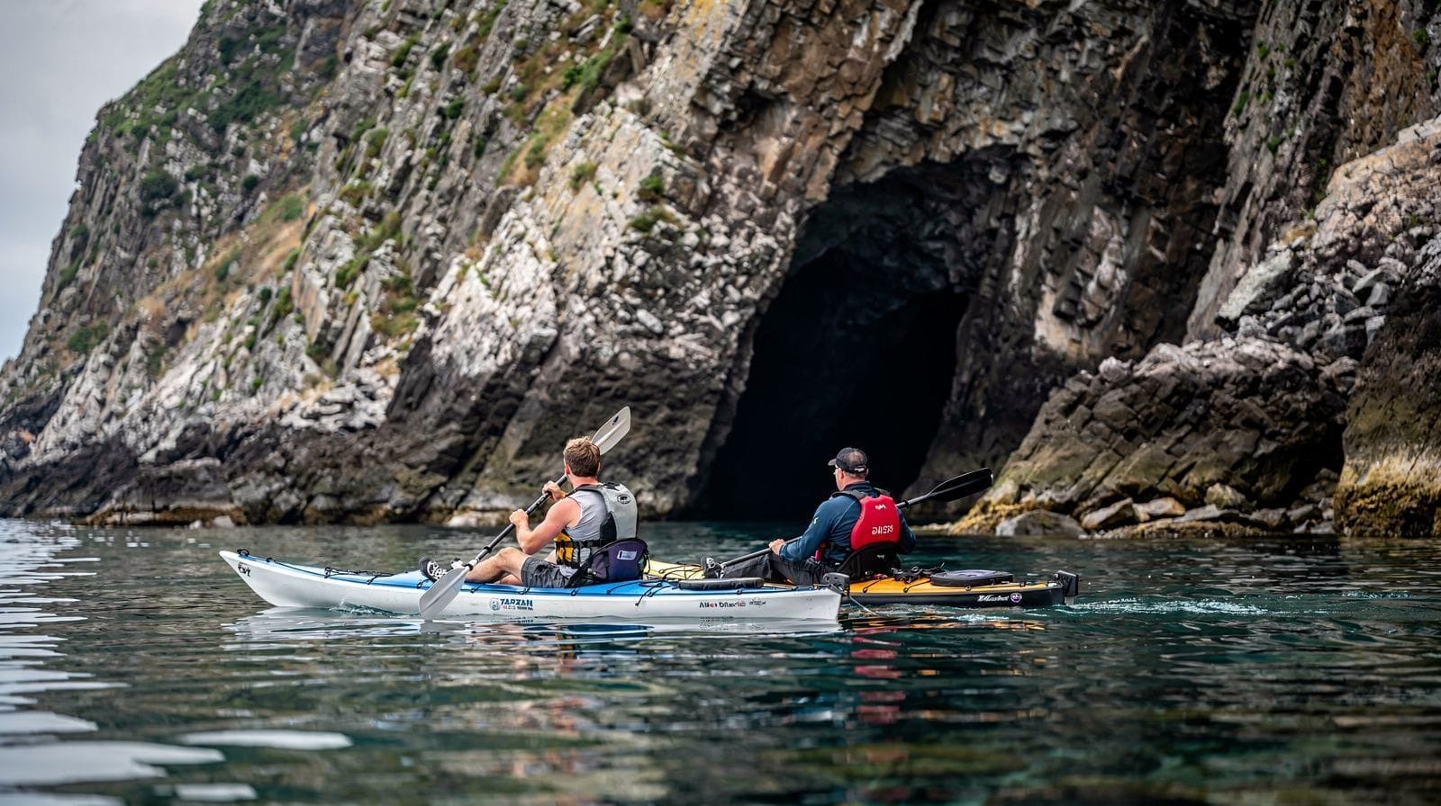 Kayak sur la Côte Amalfitaine : grottes marines, criques et falaises à la pagaie