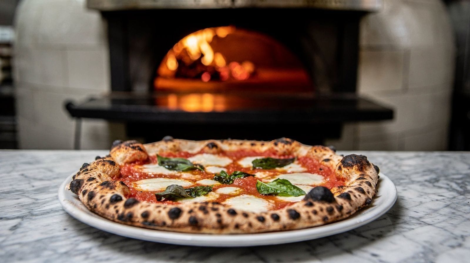La pizza de Naples : une tradition de la ville, pas un plat de la Côte Amalfitaine