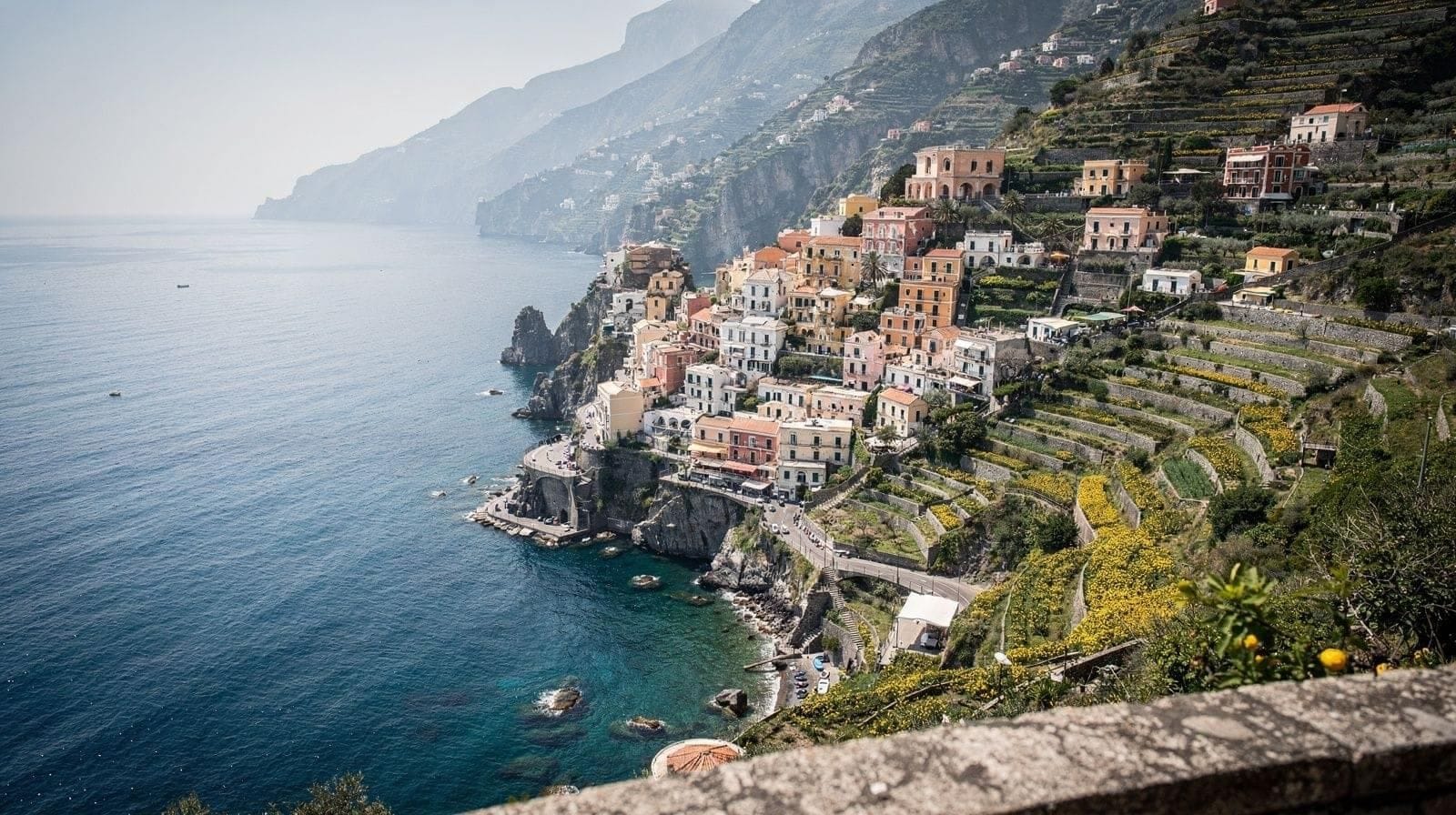 El pueblo de Positano visto desde el Sentiero degli Dei en una mañana despejada.
